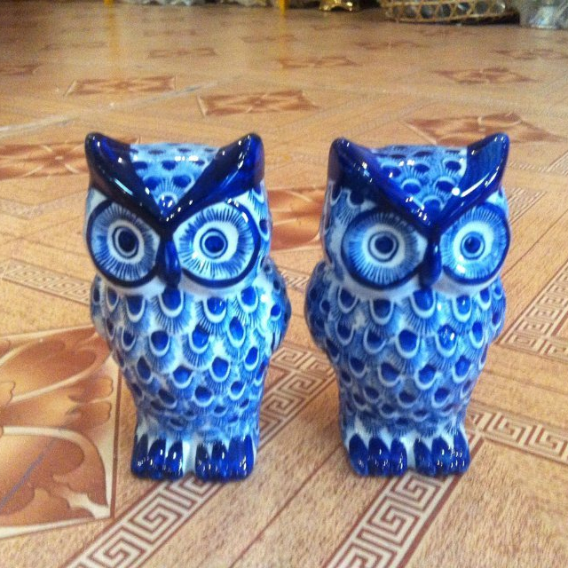 Custom bule and white porcelain owl shape ceramic ornaments for home decoration