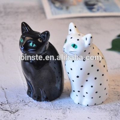 Customized black and white dog ceramic salt and pepper shaker set mini home decoration