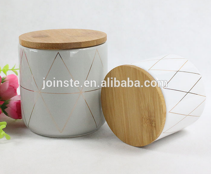 Ceramic tea pot with bamboo lid