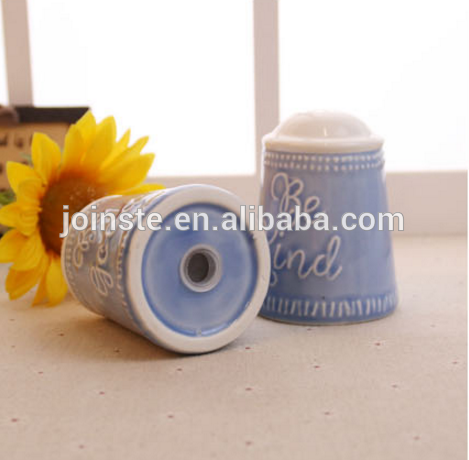 Customized blue retro painting ceramic salt and pepper shaker mini portable spice shaker