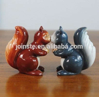 Customized squirrel ceramic salt and pepper shaker set home decoration