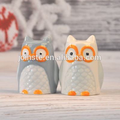 Customized owl shape ceramic salt and pepper shaker spice shaker home decoration